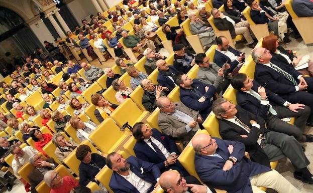 Imagen principal - Tres momentos del acto de presentación.