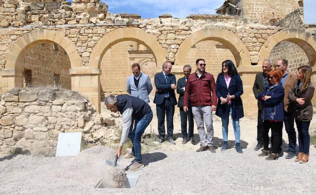 Imagen principal - Colocación de la primera piedra del proyecto y varias vistas de la ermita.
