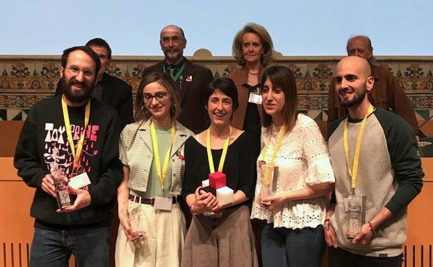 Imagen principal - El ubetense, a la derecha, tras recoger su premio, una imagen del proyecto y el trofeo que le entregaron.