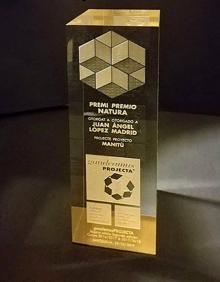 Imagen secundaria 2 - El ubetense, a la derecha, tras recoger su premio, una imagen del proyecto y el trofeo que le entregaron.