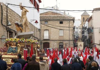 Imagen secundaria 1 - Distintos momentos de la procesión.