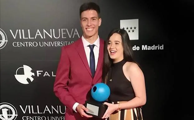 Francisco Carmona y Nuria Ruiz con el trofeo.