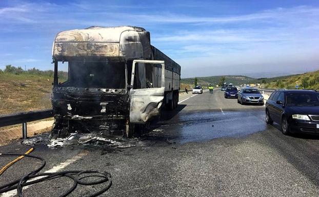 Incendio de un camión en la A-32 cerca de Úbeda