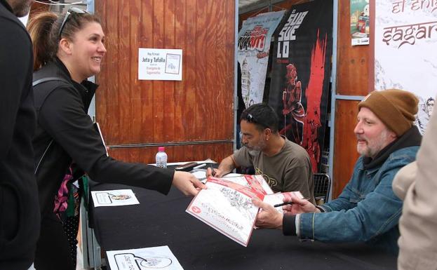 Dos de los autores firmando su trabajo.