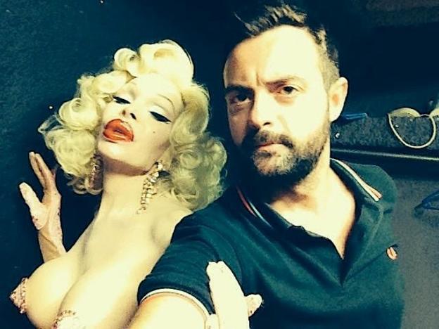 Gustavo Sánchez junto a Amanda Lepore, una de las protagonistas del documental.