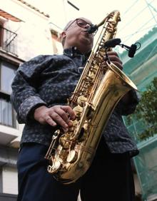 Imagen secundaria 2 - Rosario La Tremendita, un piano en la calle y lberto Navarrete al saxo.