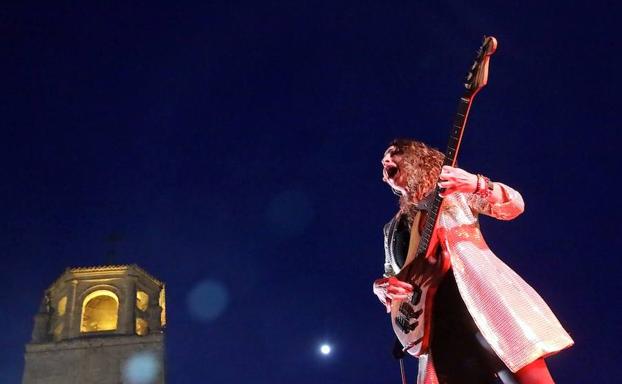 Imagen principal - Rosario La Tremendita, un piano en la calle y lberto Navarrete al saxo.