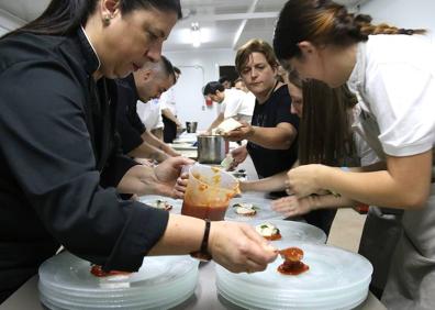 Imagen secundaria 1 - Responsables de la gala y de ALES, actividad en las cocinas y una de las actuaciones.