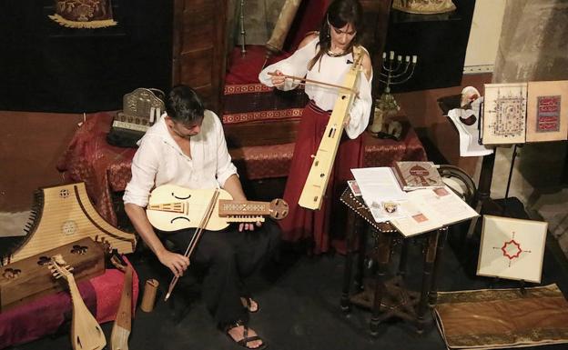 Emilio Villalba y Sara Marina en la Sinagoga del Agua.