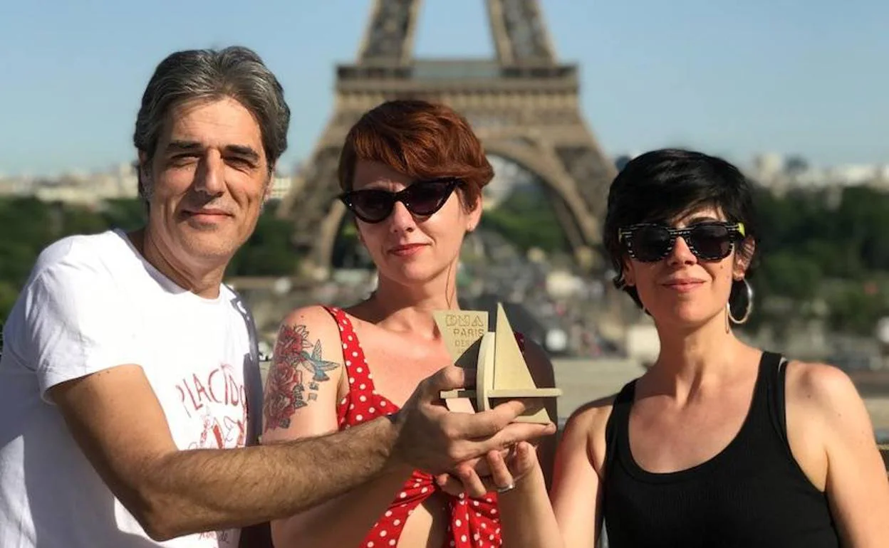 Los tres responsables de Cabello x Mure en París con su premio.