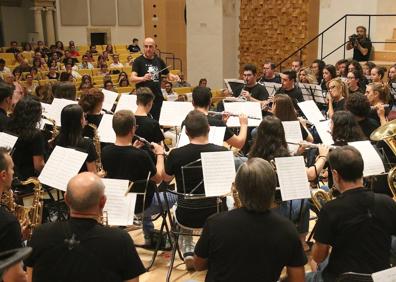Imagen secundaria 1 - Sesión de firmas, concierto de la Agrupación Musical Ubetense e inauguración de la exposición.