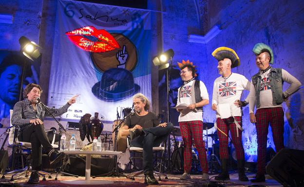 Imagen principal - Tres romanceros sorprendieron a Sabina, algunos participantes del concierto y público asistente a San Lorenzo.