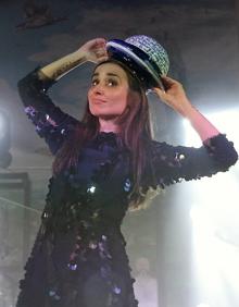 Imagen secundaria 2 - Fin de fiesta, dúo con Miguel Rivera y despedida con el bombín sabinero de cerámica que recibió como regalo.