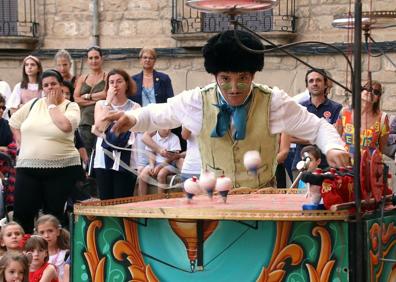 Imagen secundaria 1 - Los Toreros Muertos, espectáculo de peonzas y teatro infantil de calle.