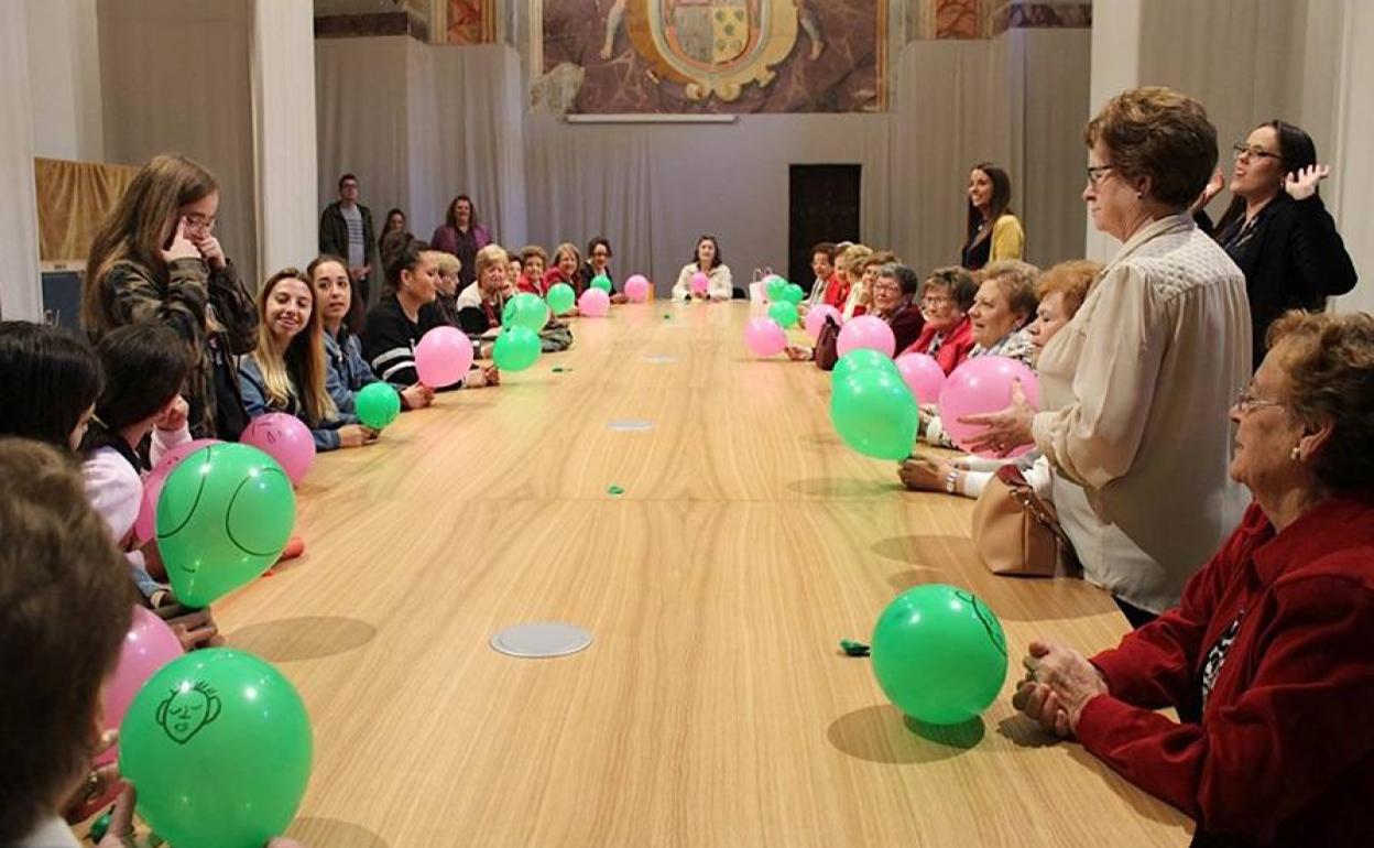 Jóvenes y mayores compartieron vivencias y experiencias de sus respectivas épocas