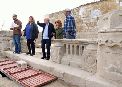 Imagen secundaria 1 - Trabajos de excavación, visita a la intervención y detalle de una lápida.