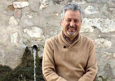 Imagen secundaria 1 - El autor y la portada del libro.