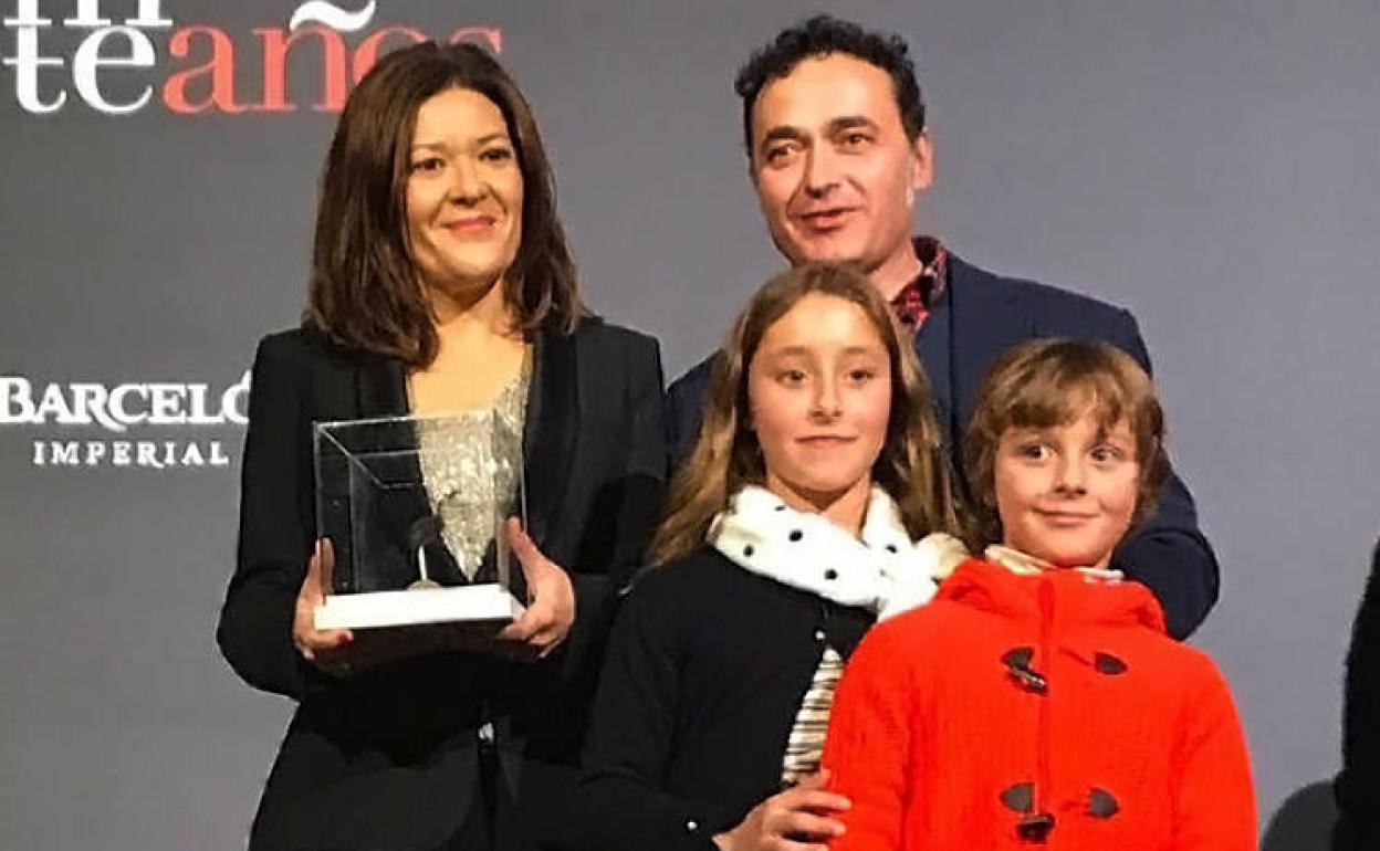 Alfarería Tito recibió uno de los 'Premios Personaje del Año' que otorga la revista Fuera de Serie