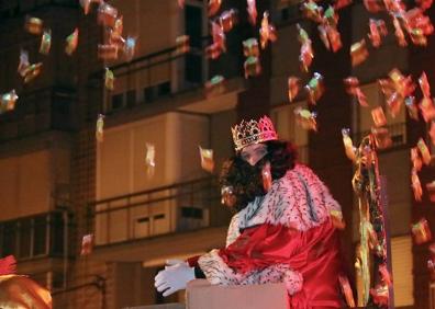 Imagen secundaria 1 - Melchorr y Gaspar durante el desfile y recepción matinal.