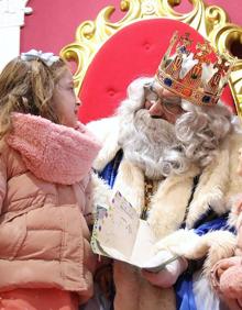 Imagen secundaria 2 - Melchorr y Gaspar durante el desfile y recepción matinal.