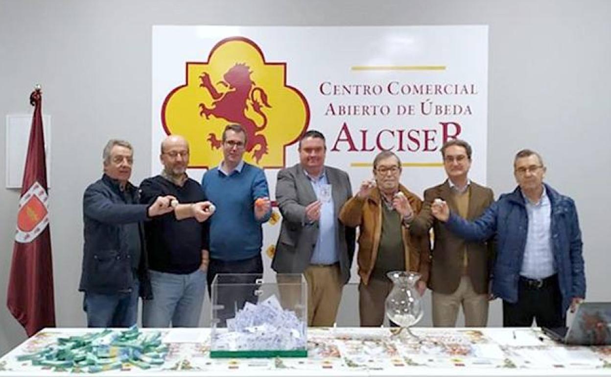 Momento del sorteo ante notario.