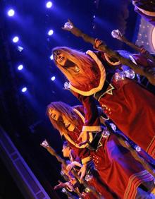 Imagen secundaria 2 - Comparsa 'La Tribu', cuarteto 'Este año lo traemos fresco' y comparsa 'El hechizo Beatitudinem'.
