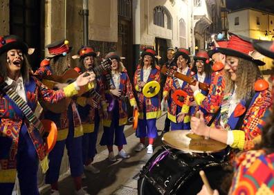 Imagen secundaria 1 - 'Este año lo traemos fresco', 'Manejando los hilos' y 'La tribu'.
