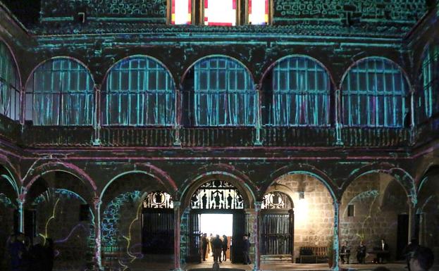 Proyección mapping en el patio del Hospital de Santiago.