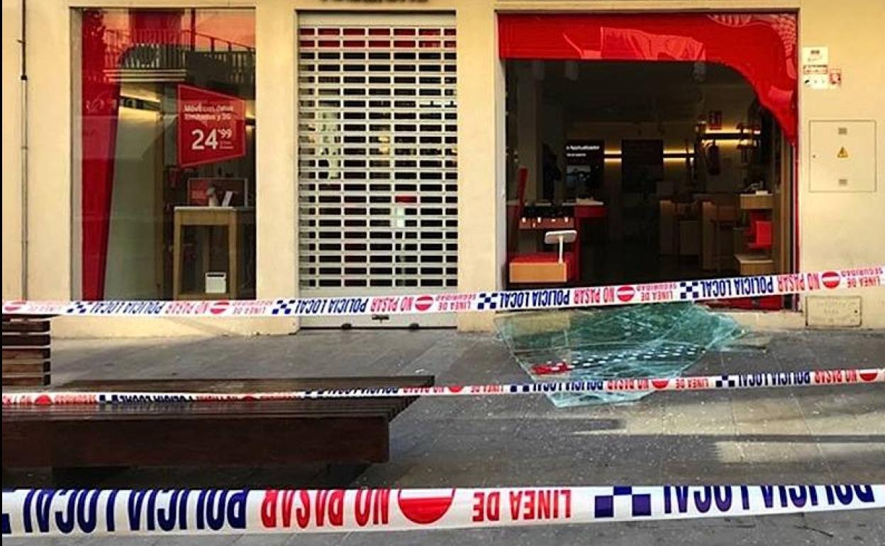 El escaparate quedó destrozado.