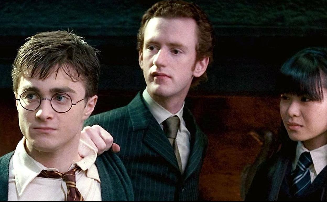 Chris Rankin, en el centro, junto a Harry Potter.