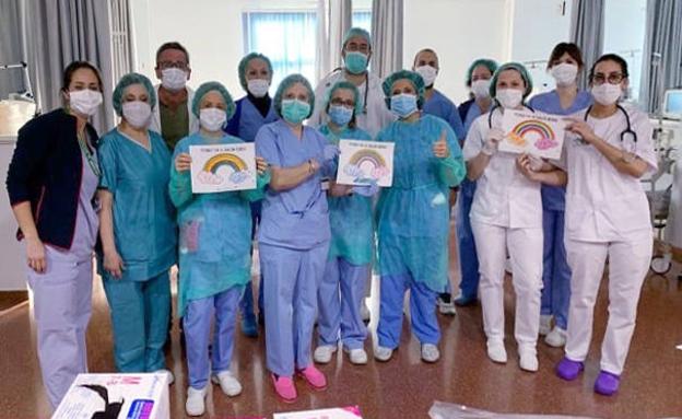 Imagen principal - Dibujos para el personal y donación de gafas y monos de protección.