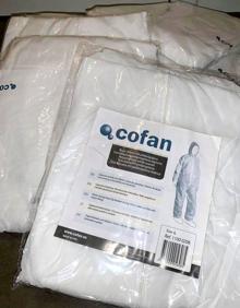 Imagen secundaria 2 - Dibujos para el personal y donación de gafas y monos de protección.