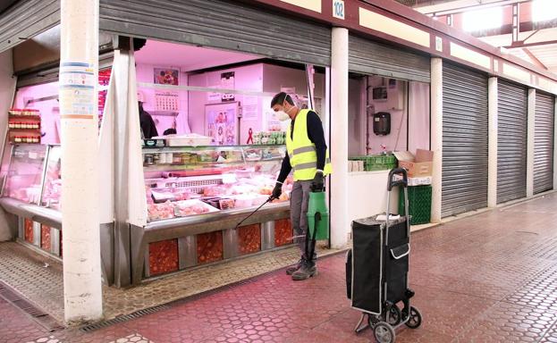 Imagen principal - Perspectiva del mercado y labores de desinfección.