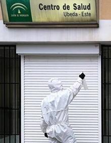 Imagen secundaria 2 - Labores de los miembros de la UME en Úbeda.
