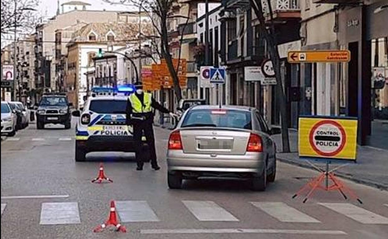 Control policial en el casco urbano de Úbeda.