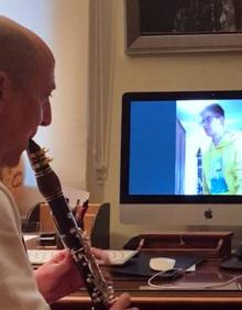 Imagen secundaria 2 - Pablo Tito en su alfar y Rafael Martínez en clase virtual.