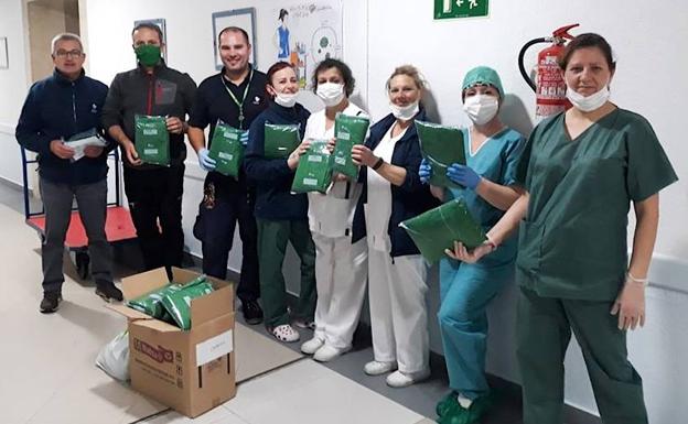 Imagen principal - Donación de material de Cazorla, de una empresa aceitera y del PP de Úbeda.