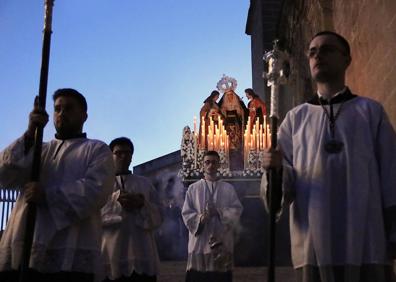Imagen secundaria 1 - Estampas de la Virgen de las Lágrimas y del Cristo de la Noche Oscura del año pasado.
