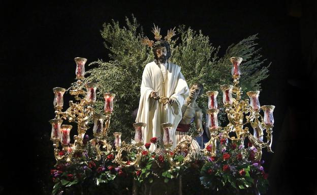 Imagen principal - Perspectivas de las procesiones de la Santa Cena y el Prendimiento el pasado año.