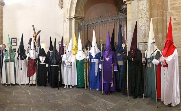 Imagen principal - Representantes de todas las hermandades acompañando al Resucitado y dos momentos del año pasado.