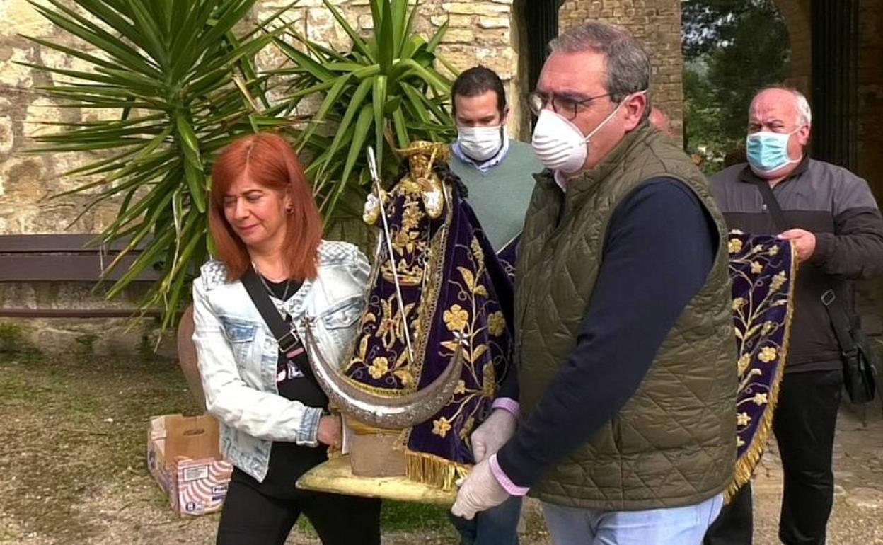 Salida con la Virgen de Guadalupe desde el santuario del Gavellar.