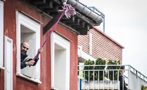 Imagen principal - Chema Fuentes y sus vecinos de Lavapiés durante la 'fregonada'.