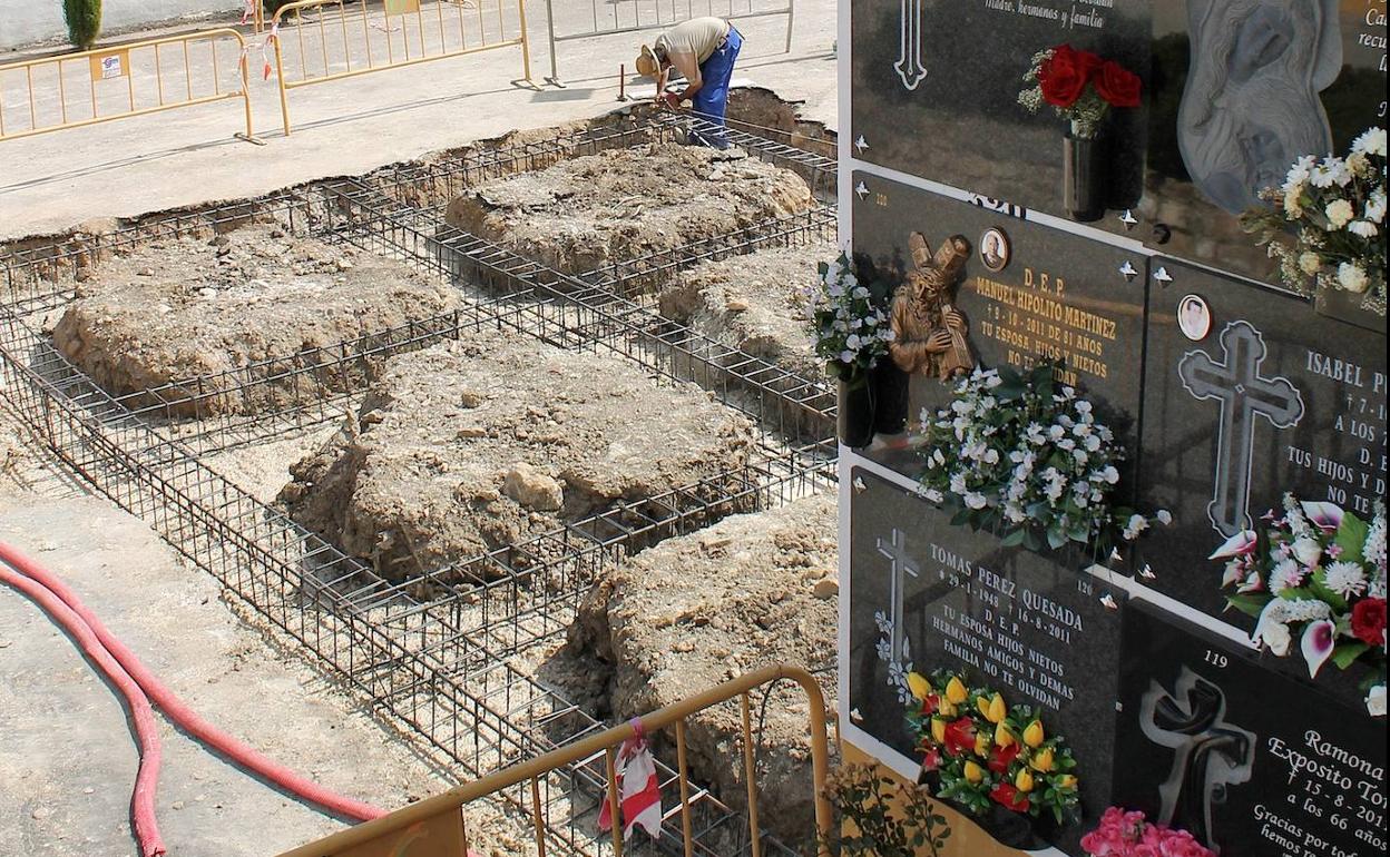 Anterior construcción de nichos en el cementerio.