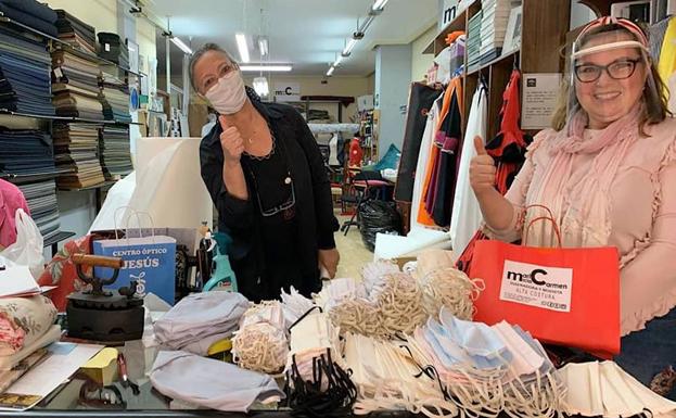 Imagen principal - Trabajos en el taller de costura y reparto de mascarillas en bicicleta.