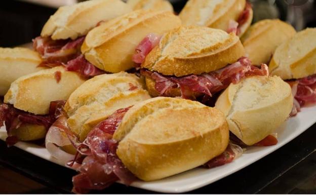 Bocadillos de jamón preparados por Antonio y sus colaboradores.