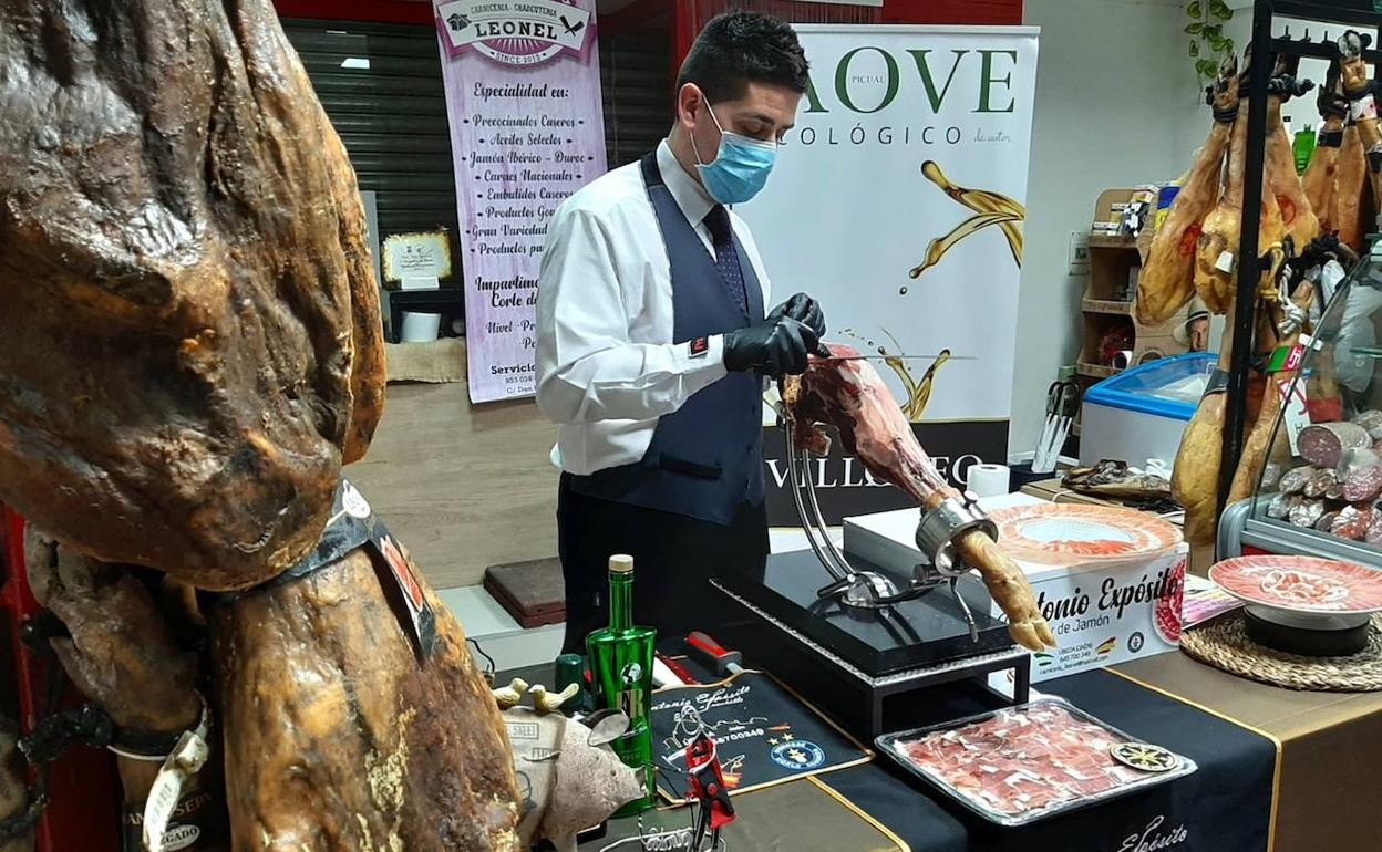 Antonio Expósito en pleno proceso de corte de los jamones.