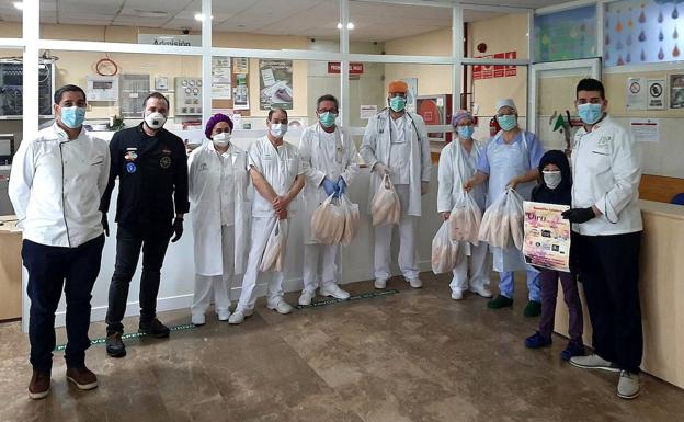 Imagen principal - Preparación y reparto de los bocadillos.