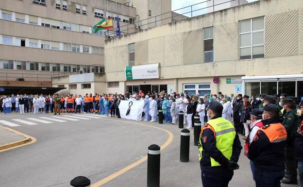 Imagen principal - Concentración bajo las banderas a media asta, palabras del gerente y una compañera sumándose al homenaje desde una ventana.