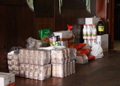 Imagen secundaria 1 - Voluntarios de Cruz Roja realizan el reparto desde un comedor convertido en almacén y sala de intendencia.