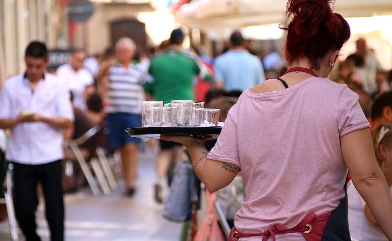 Alciser se ofrece a los hosteleros para tramitar la apertura o reapertura de sus terrazas